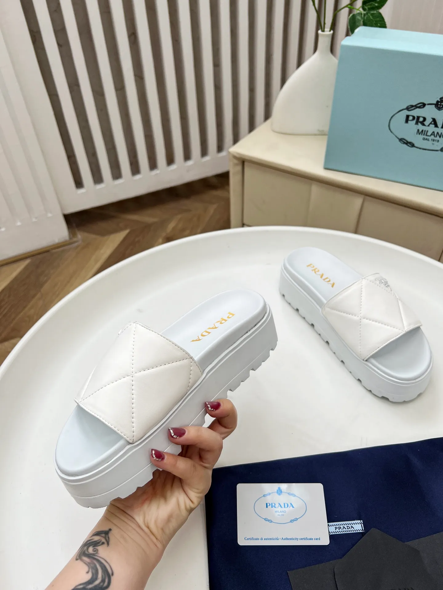 👟👟Ex-factory price 440👟👟 Prada/Prada 25ss summer new couple's beach thick-soled Birkenstock sandals. This shoe style is really a classic design that will not go out of style and is in line with everyone's current pursuit of comfortable and healthy wearing concepts. It is regarded by many domestic and foreign celebrities and fashionistas as an important choice for daily slippers. ✔Upper: imported super soft sheepskin ✔Inner lining: imported sheepskin ✔Hardware: Original molded split hardware ✔Outsole: Ultra-light, wear-resistant and non-slip foam sole ✔Number of yards: 35~40 (custom-made 40 pieces are non-refundable)